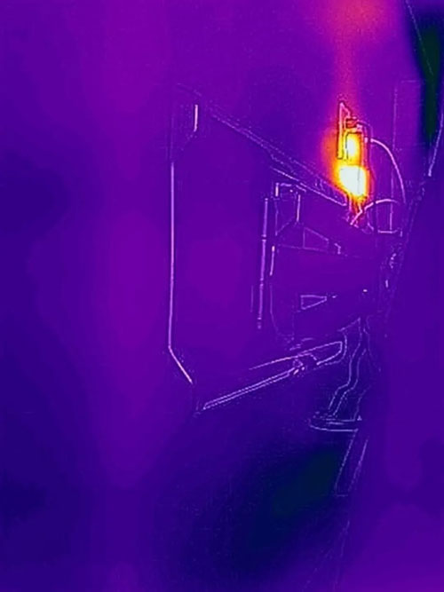 FLIR ONE Edge Pro热成像技术检查插座的温度